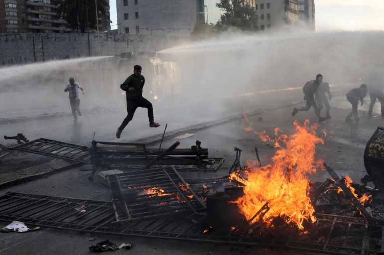 Tiran Piedras, e incendian