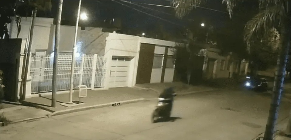 El hombre fue interceptado por dos sujetos El hombre fue interceptado por dos sujetos