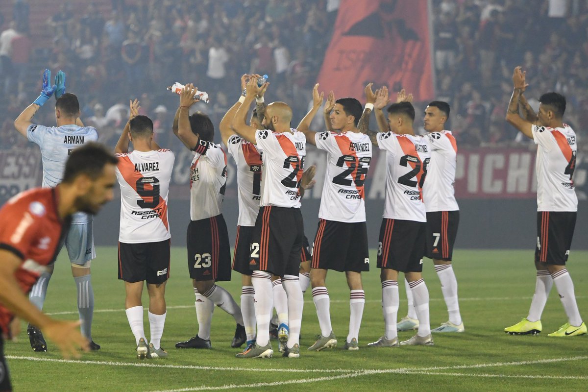 River saludando