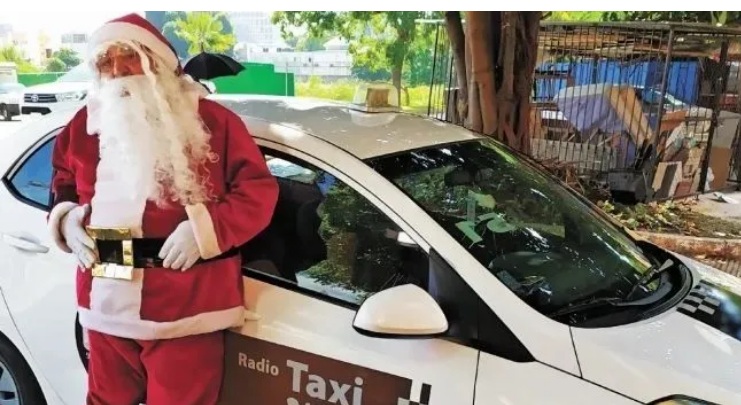 Armando repartiendo los juguetes