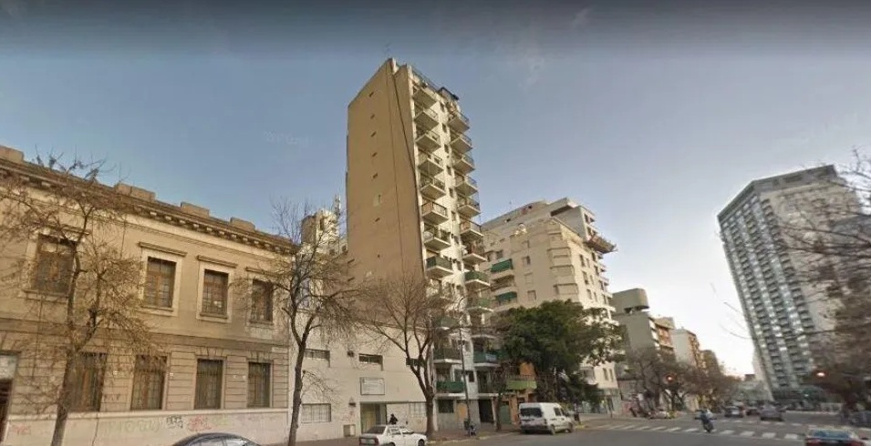 El colegio esta situado sobre la Av Garay El colegio esta situado sobre la Av Garay