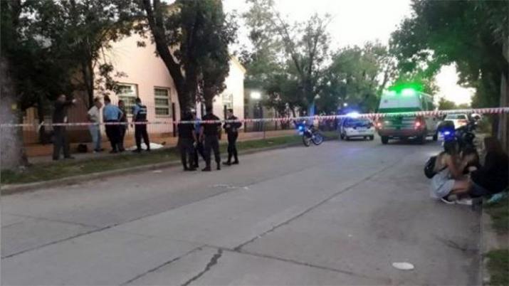 Frente a la escuela Frente a la escuela