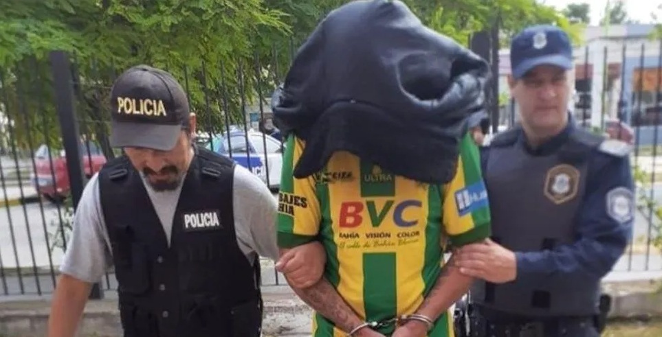 El hombre se encontraba en una embarcación El hombre se encontraba en una embarcación