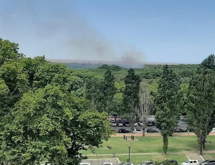 Vista a la distancia del incendio