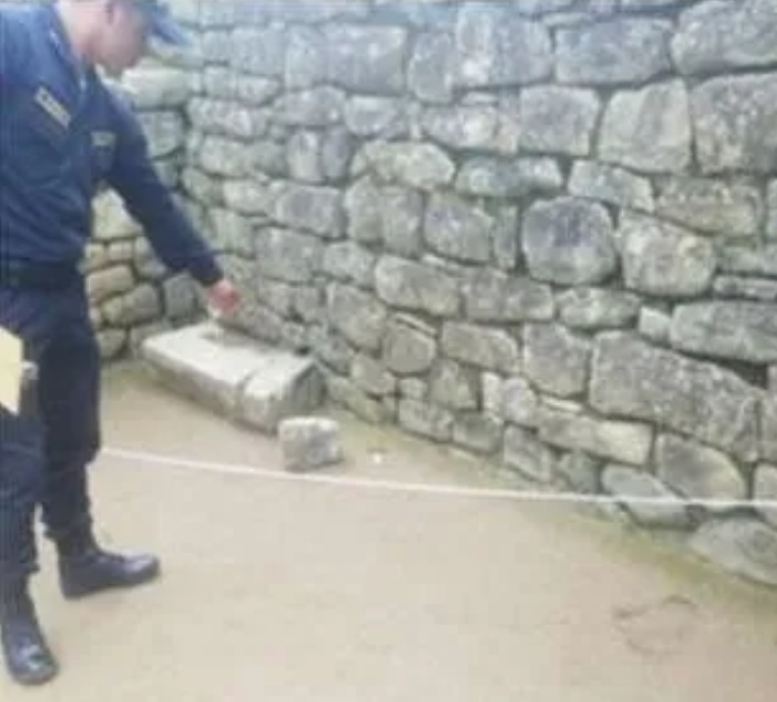 Hubo destrozos, muro caído