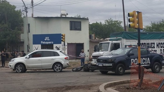 La camioneta blanca que conducía el menor