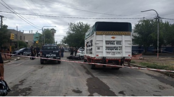 Camión chocado por el paso de la camioneta