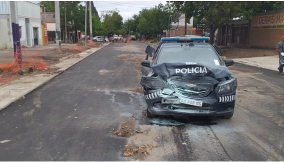 Auto chocado por el paso de la camioneta