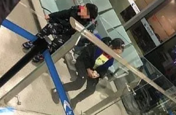 Los pequeños en el aeropuerto