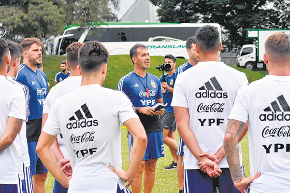 Batista habla con los jugadores Batista habla con los jugadores