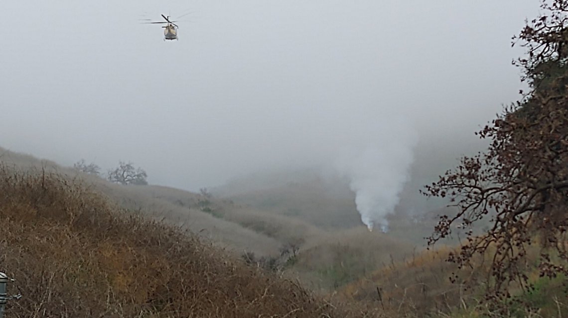 El humo que sale del helicóptero estrellado