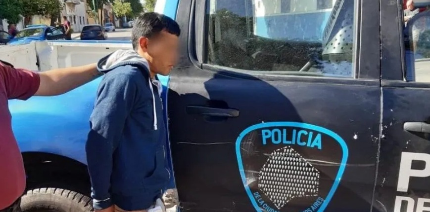 Uno de los policías atrapado Uno de los policías atrapado