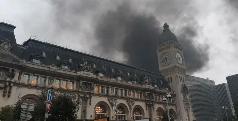 Fuego en la estación Gare de Lyon de París Fuego en la estación Gare de Lyon de París