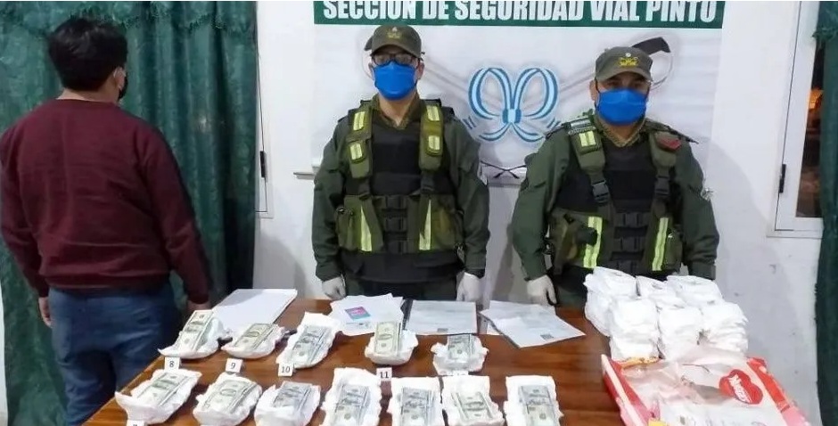 Pañales y dinero decomisado