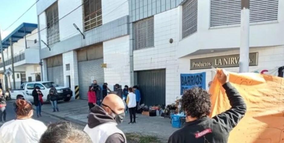 Trabajadores en la puerta reclamando Trabajadores en la puerta reclamando