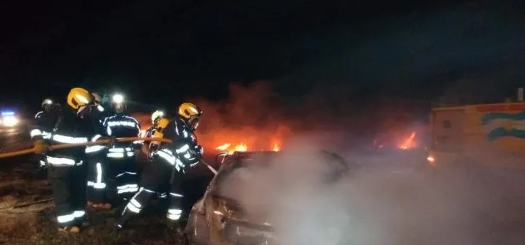 Bomberos trabajando en el siniestro