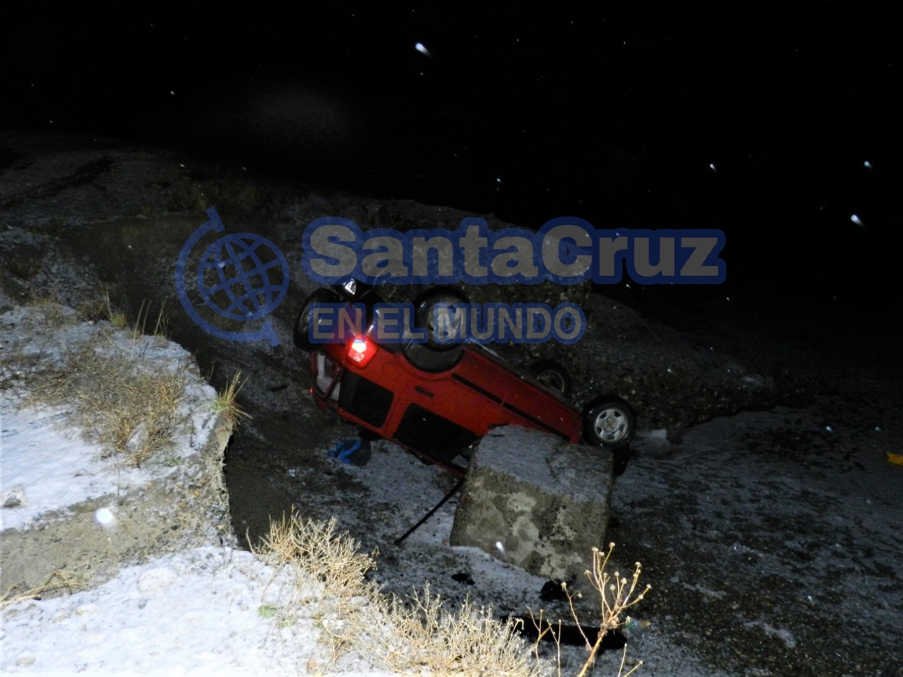 El auto quedó volcado.