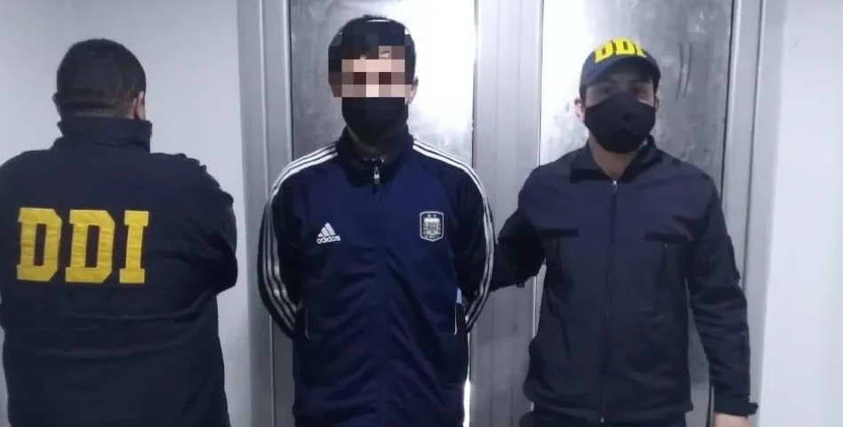 Martín Ariel Salto entregado al verse acorralado por la policía. Martín Ariel Salto entregado al verse acorralado por la policía.