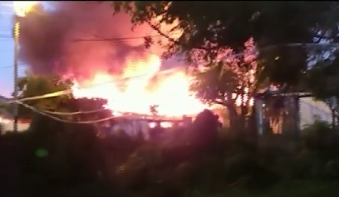 Casas quemando en Almirante Brown