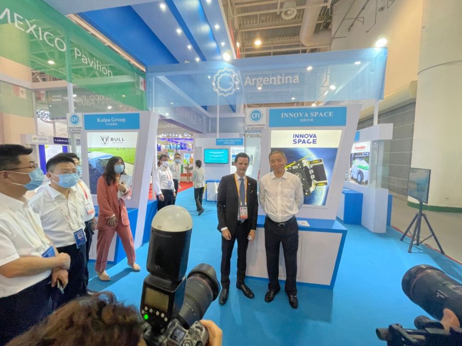 Sabino Vaca Narvaja, embajador argentino en China y Liu He Viceministro de Industria y Tecnología de la Información Chino.
