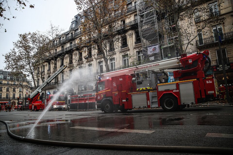 Los bomberos luchan contra las llamas. . Imagen: EFE Los bomberos luchan contra las llamas. . Imagen: EFE