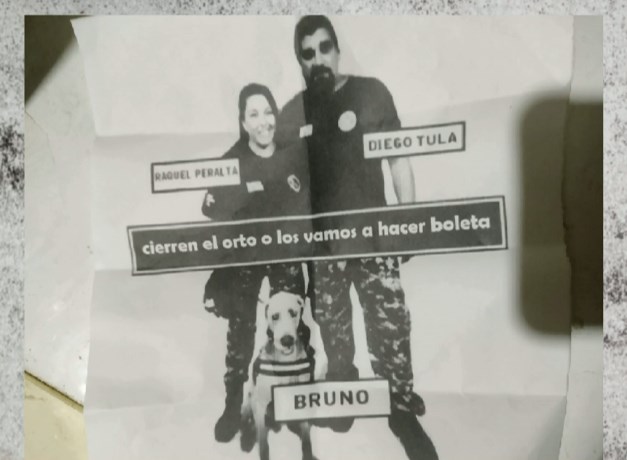 Amenaza al entrenador del perro