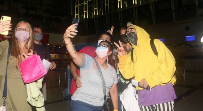 <br/>
Ricky Montaner y Stefi Rotiman posaron con algunos fans en el aeropuerto. (Foto: Movilpress)