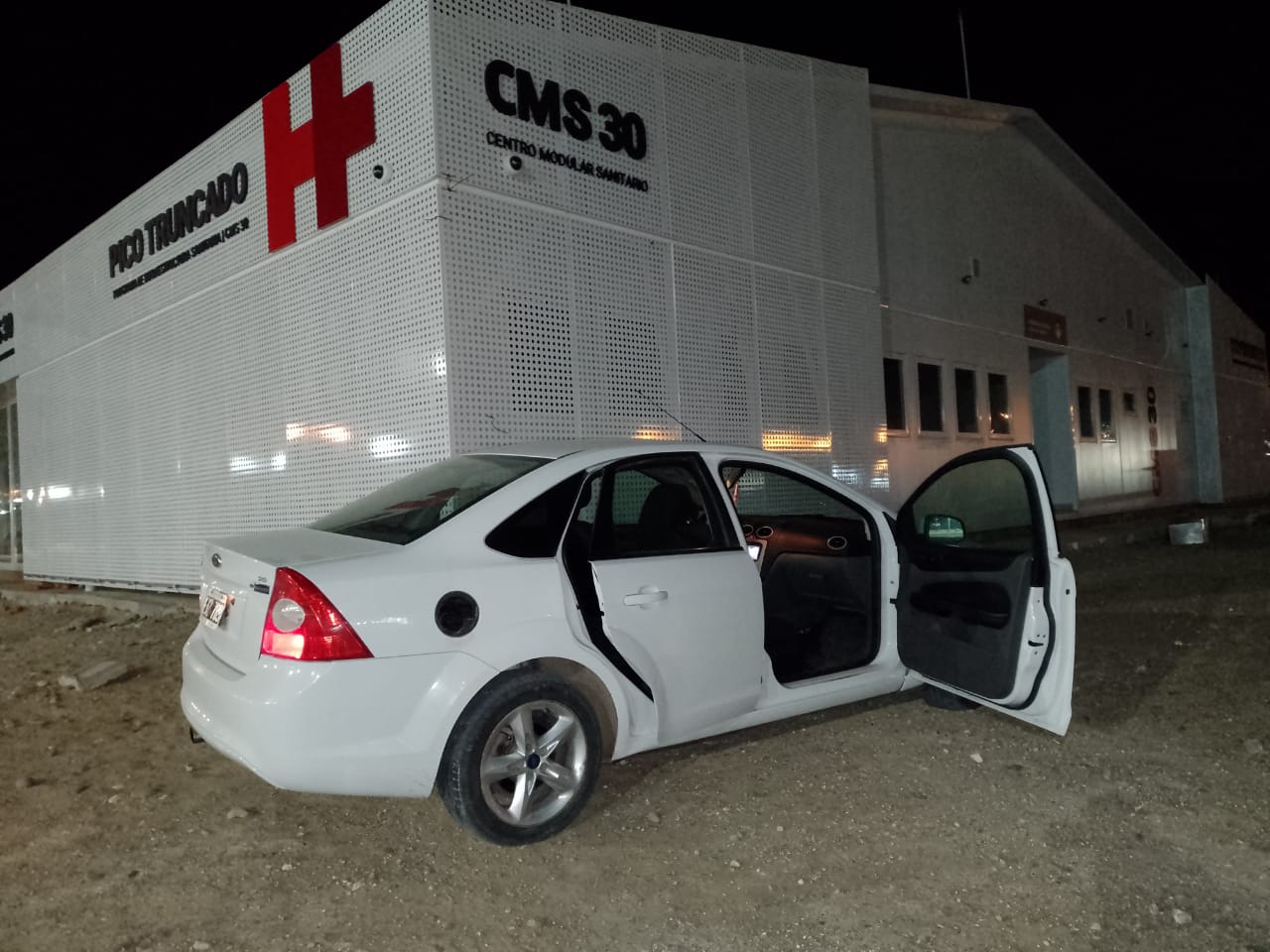 El Focus robado en cercanías del hospital modular.