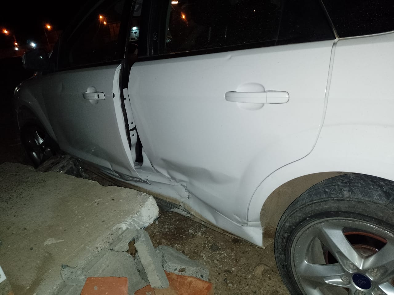 Auto robado, chocado en su parte lateral izquierda.