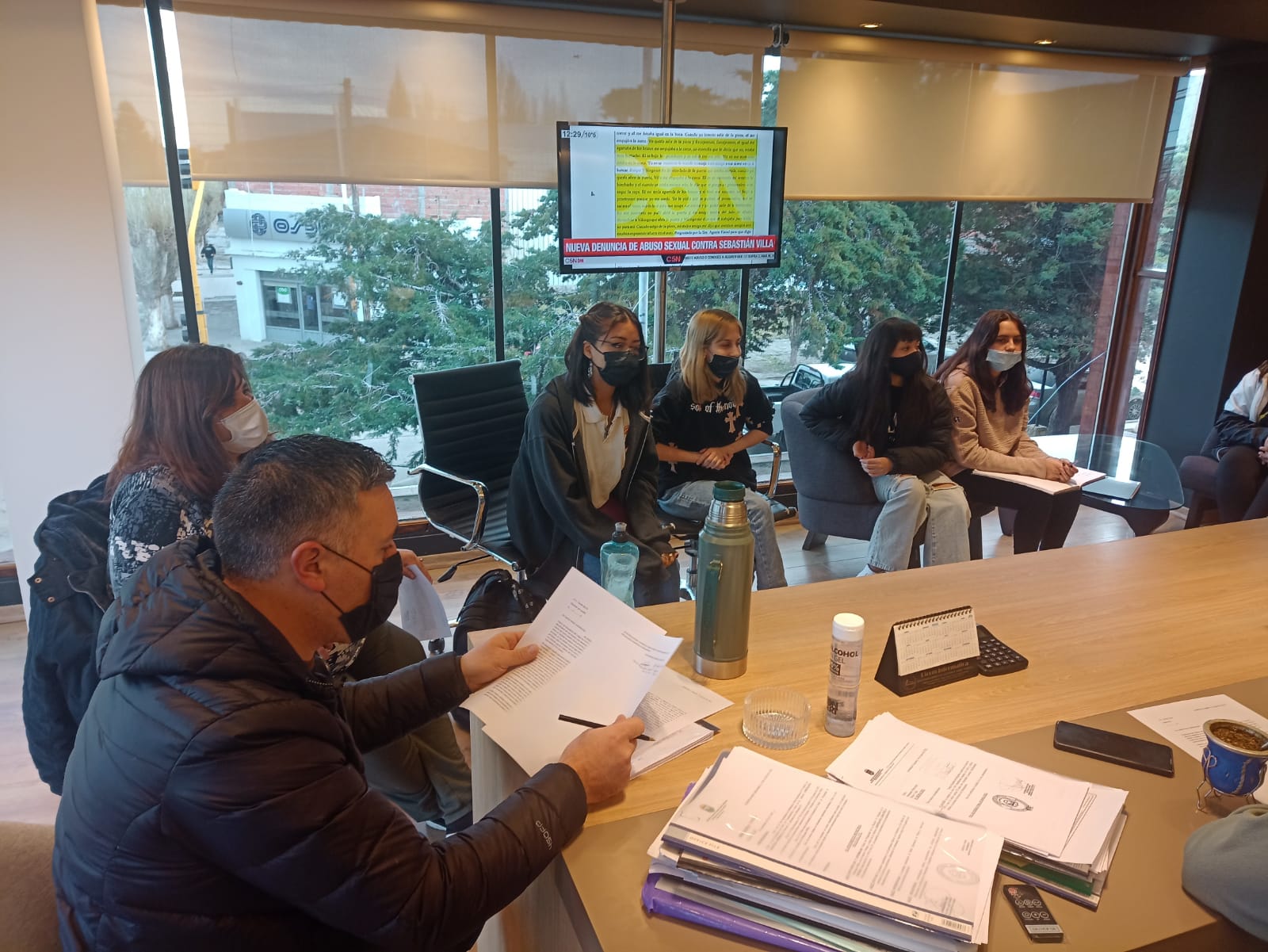 Lo hizo el diputado Claudio Barría, luego de la reunión mantenida con estudiantes del Secundario N° 21 y recibir petitorios por estado de baños y falta de calefacción. Recordó que desde hace más de un año esta situación fue advertida a autoridades del CPE. También reiteró su reclamo por la falta de calefacción de la Escuela Hogar N° 2. FECHA 27 DE JUNIO