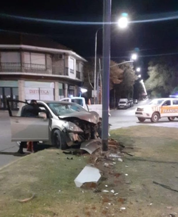 El conductor que chocó contra un poste de luz en Necochea, tenía récord de graduación alcohólica. Foto: Cuatro vientos.