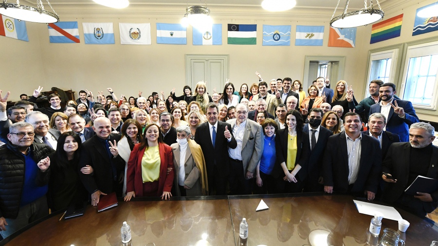 <br/>
Los diputados del Frente de Todos se fotografiaron junto a Massa en la previa a la sesión en la que se aceptará su renuncia / Foto: Prensa Diputados.