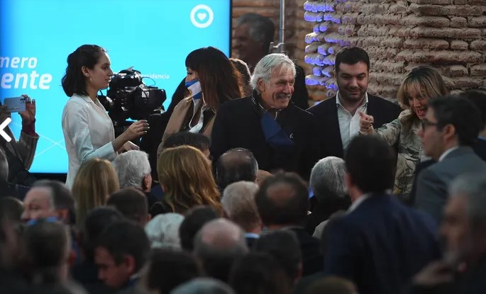 Moria Casán con un barbijo con la bandera argentina y su pareja Fernando