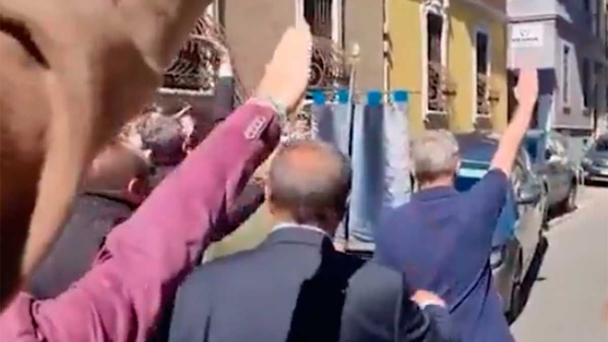 El polémico saludo.