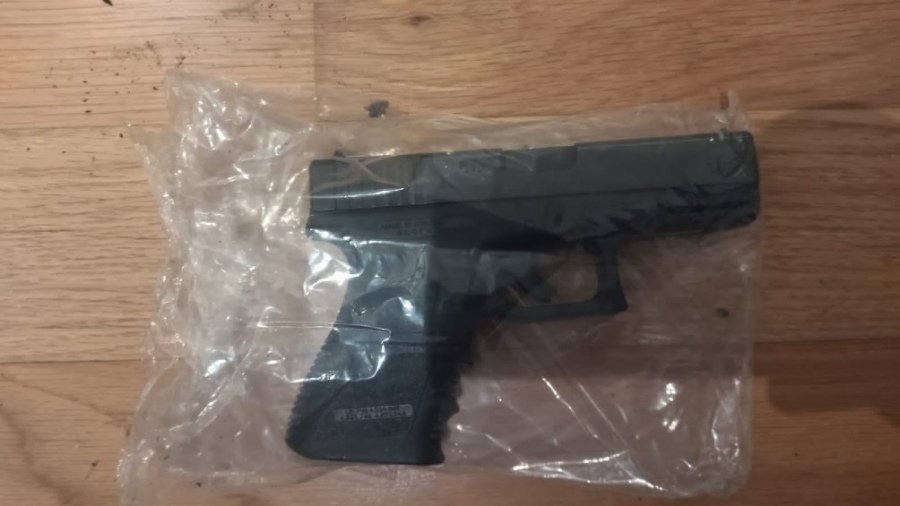 <br/>
La pistola Glock secuestrada durante el allanamiento en el departamento del barrio porteño de Belgrano.