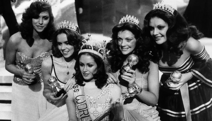 Silvana Suárez (Miss Argentina) junto a Miss México, Miss Suiza, Miss Australia y Miss España. (Photo by Rob Taggart/Central Press/Getty Images)