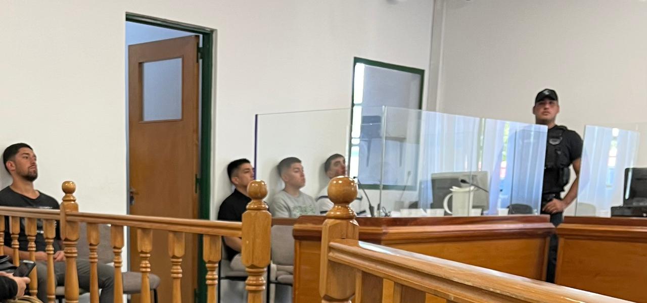 Imputados en el juicio del asesinato de Ezequiel Williams. Gentileza La Gaceta Truncadense