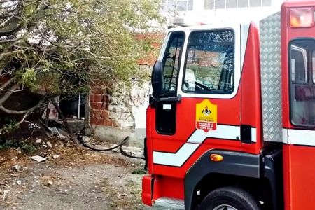 Fuego en una casa abandonada a metros del Polivalente de Arte