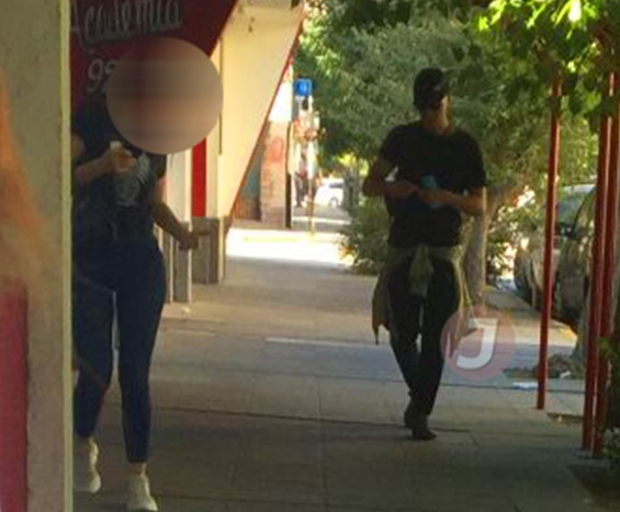 In fraganti. El momento en que el hombre acosó a la segunda mujer. In fraganti. El momento en que el hombre acosó a la segunda mujer.