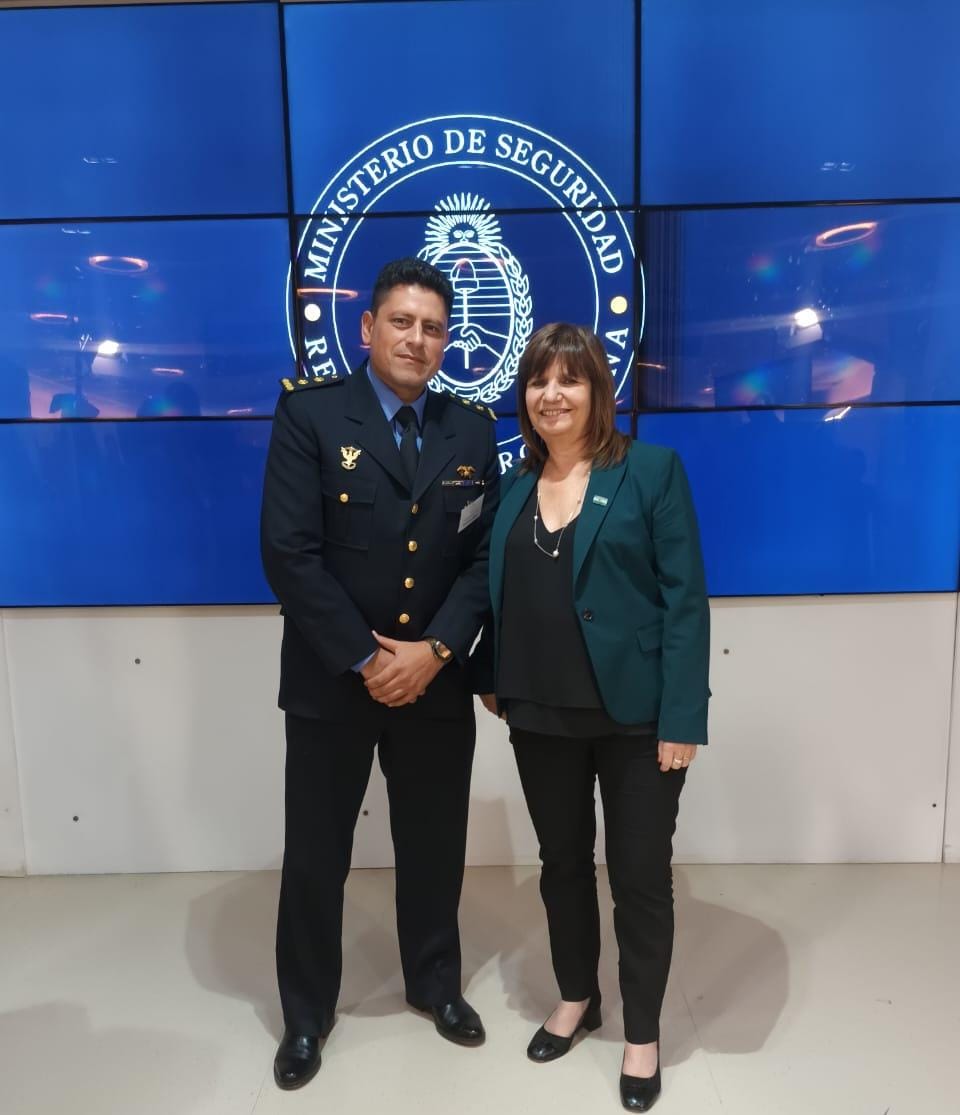 Comisario Diego Aguero con la ministra Bullrich.