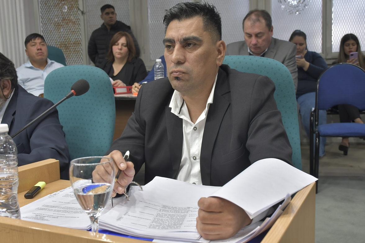 Fernando Españón presentó su renuncia a la banca y su bloque la aceptó