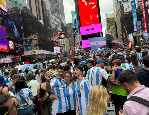 Una selfie para el recuerdo familiar del banderazo argentino en Times Square, uno de los lugares más populares de todo Nueva York.