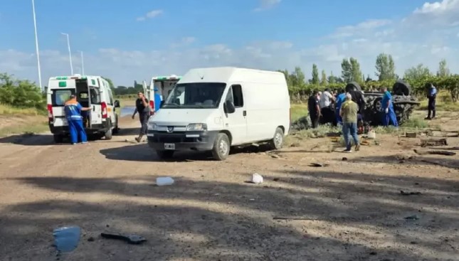 La camioneta Toyota Hillux SW4 negra volcó en el kilómetro 986