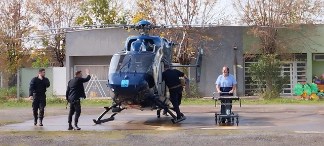 El policía fue trasladado en helicóptero al Hospital Churruca. El policía fue trasladado en helicóptero al Hospital Churruca.