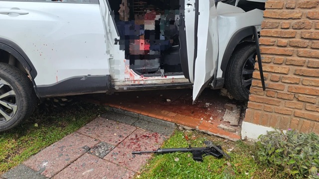 El auto se incrustó en una casa. El auto se incrustó en una casa.