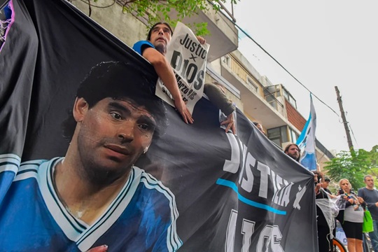 Diego murió a los 60 años. Diego murió a los 60 años.