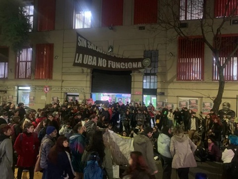 Los estudiantes tomaron las facultades. Los estudiantes tomaron las facultades.