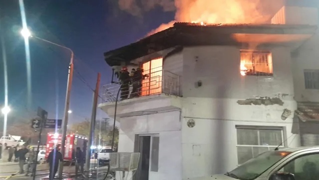 Los Bomberos lograron sofocar las llamas un pocos minutos. Los Bomberos lograron sofocar las llamas un pocos minutos.