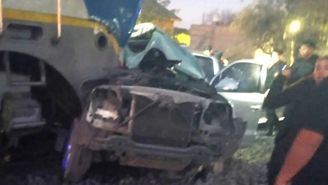 Choque entre una camioneta y un tren de la línea San Marín. Choque entre una camioneta y un tren de la línea San Marín.