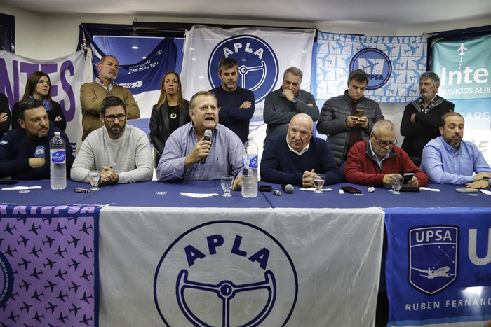 Pablo Biró de APLA junto al resto de los gremios aeronáuticos. Pablo B Pablo Biró de APLA junto al resto de los gremios aeronáuticos. Pablo B